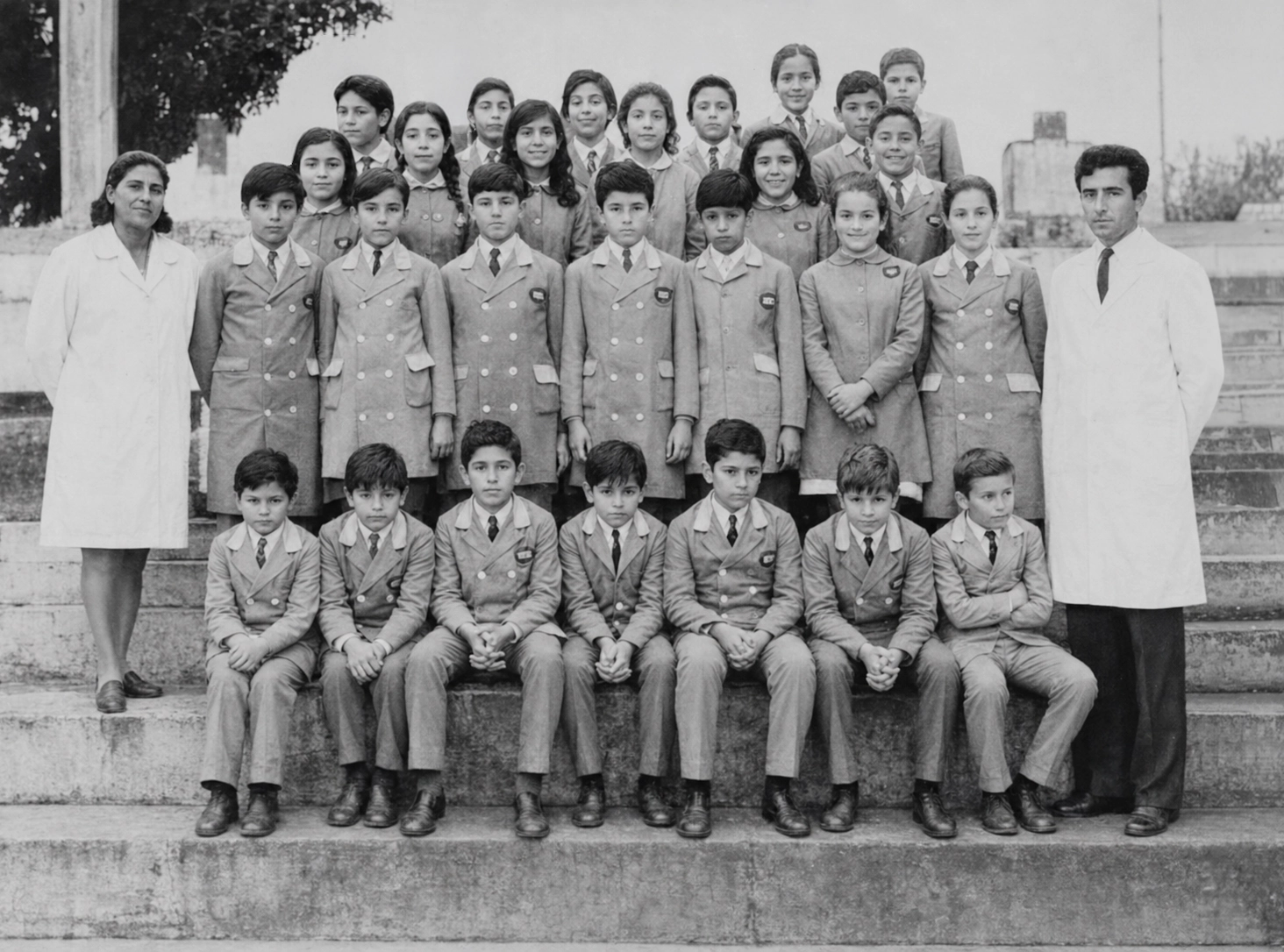 Fotografía histórica de una promoción de estudiantes y docentes que forman parte de la trayectoria educativa de Vaneduc.
